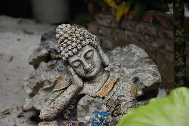 Grande sculpture de Bouddha décorative avec fleurs