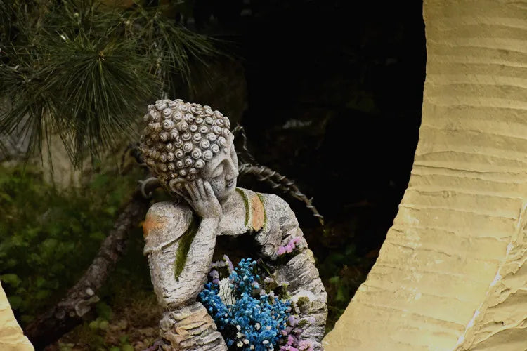 Grande sculpture de Bouddha décorative avec fleurs