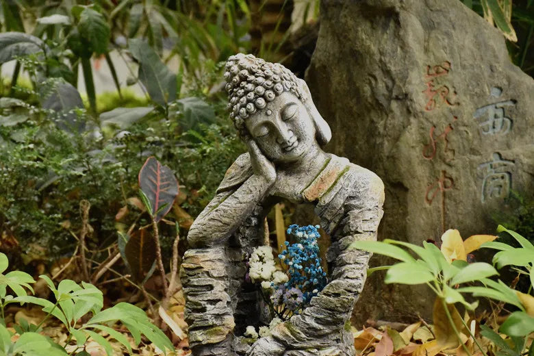 Grande sculpture de Bouddha décorative avec fleurs