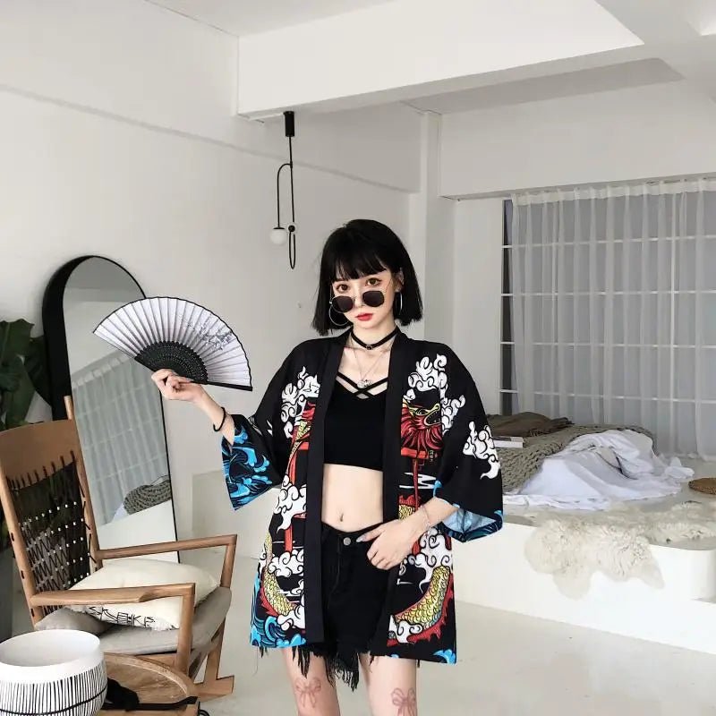 Kimono traditionnel féminin avec imprimé d’animés - Tresors asiatiques