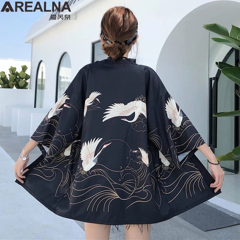 Kimono traditionnel féminin avec imprimé d’animés - Tresors asiatiques