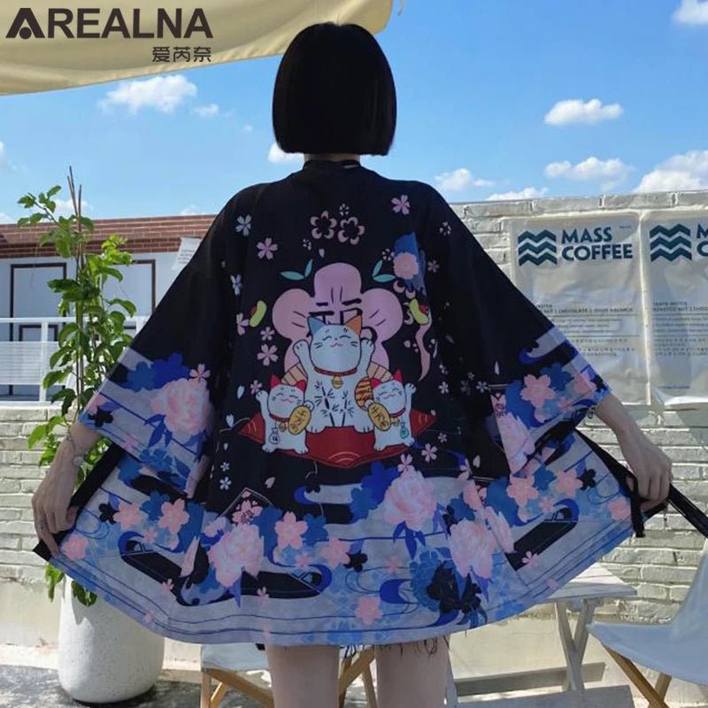 Kimono traditionnel féminin avec imprimé d’animés - Tresors asiatiques
