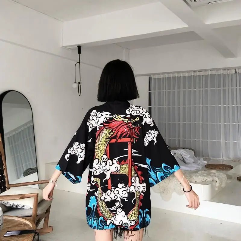 Kimono traditionnel féminin avec imprimé d’animés - Tresors asiatiques