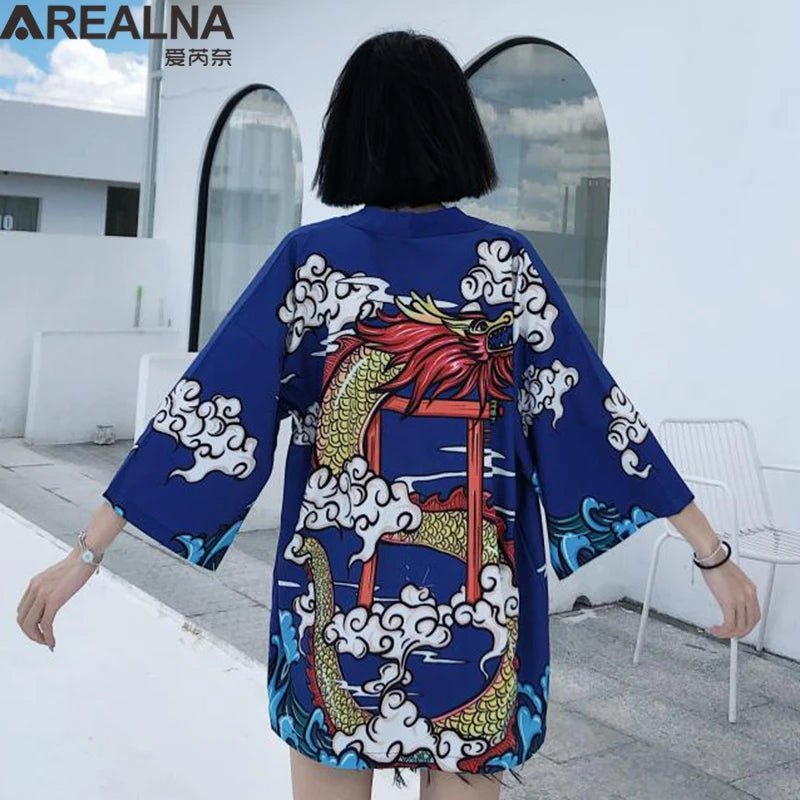 Kimono traditionnel féminin avec imprimé d’animés - Tresors asiatiques