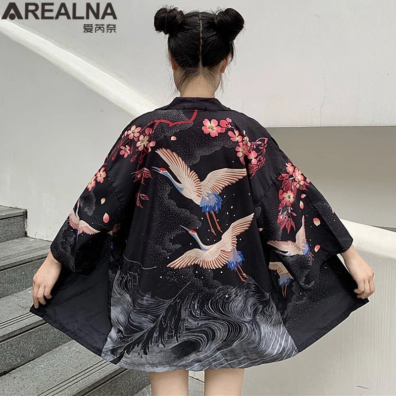 Kimono traditionnel féminin avec imprimé d’animés - Tresors asiatiques
