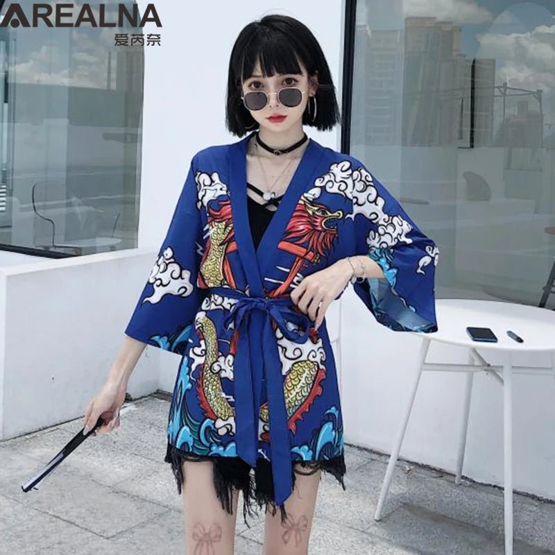 Kimono traditionnel féminin avec imprimé d’animés - Tresors asiatiques