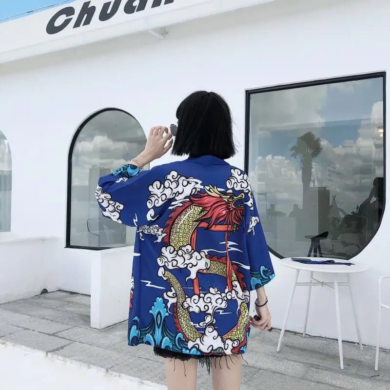 Kimono traditionnel féminin avec imprimé d’animés - Tresors asiatiques