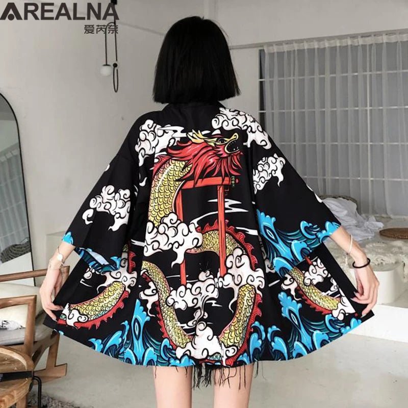 Kimono traditionnel féminin avec imprimé d’animés - Tresors asiatiques