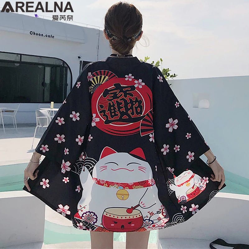 Kimono traditionnel féminin avec imprimé d’animés - Tresors asiatiques