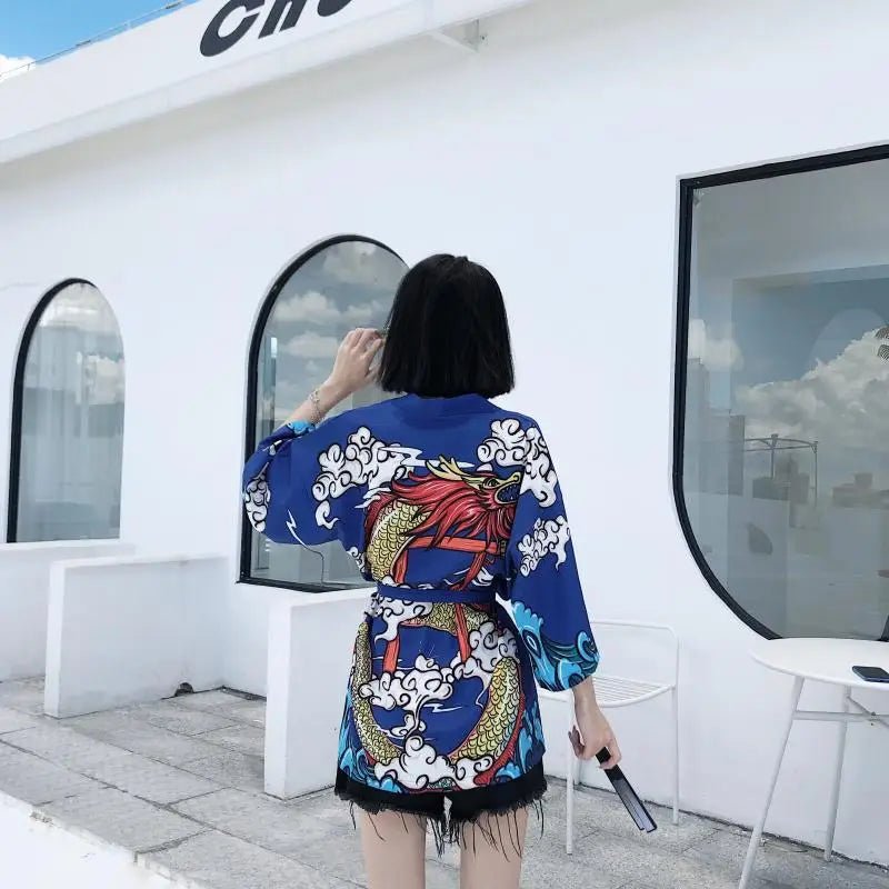Kimono traditionnel féminin avec imprimé d’animés - Tresors asiatiques