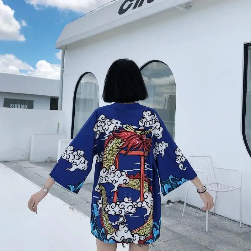 Kimono traditionnel féminin avec imprimé d’animés - Tresors asiatiques