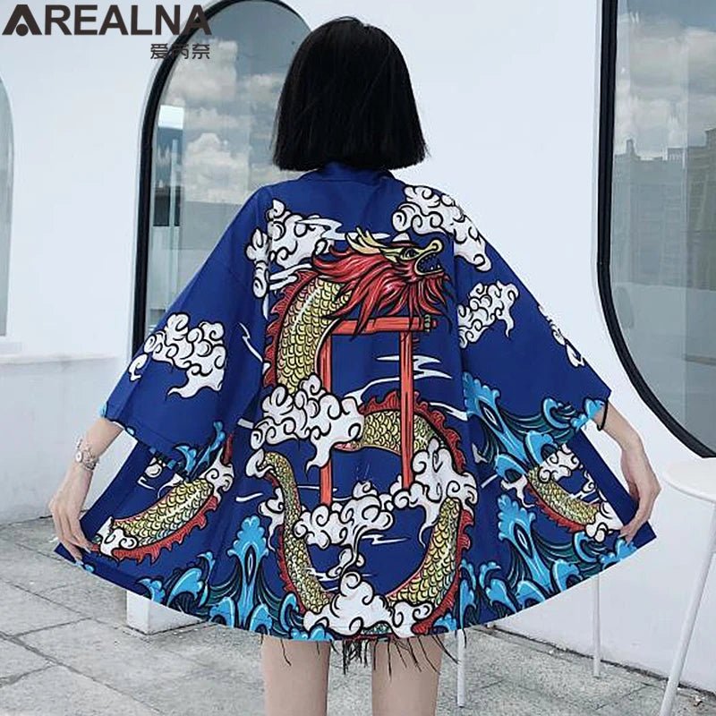 Kimono traditionnel féminin avec imprimé d’animés - Tresors asiatiques