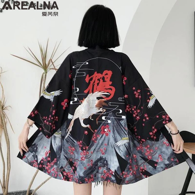 Kimono traditionnel féminin avec imprimé d’animés - Tresors asiatiques