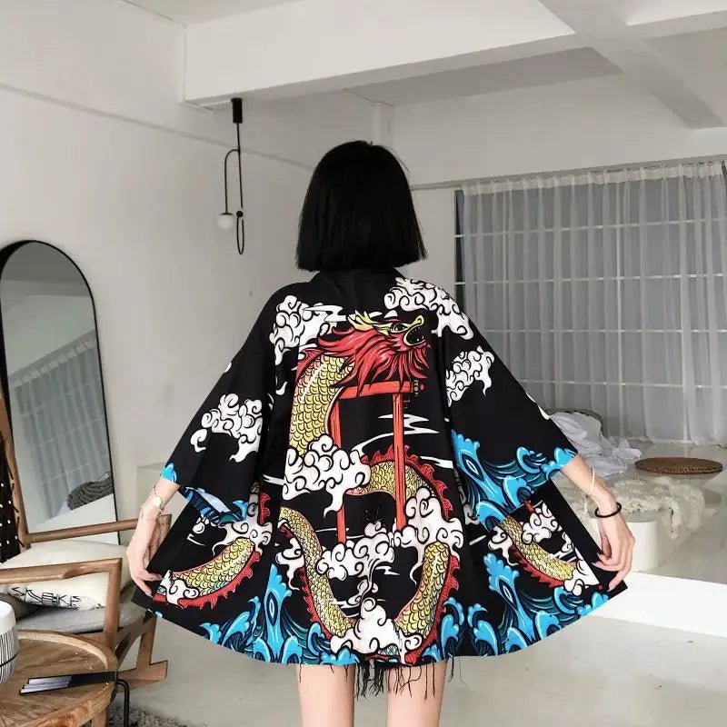Kimono traditionnel féminin avec imprimé d’animés - Tresors asiatiques