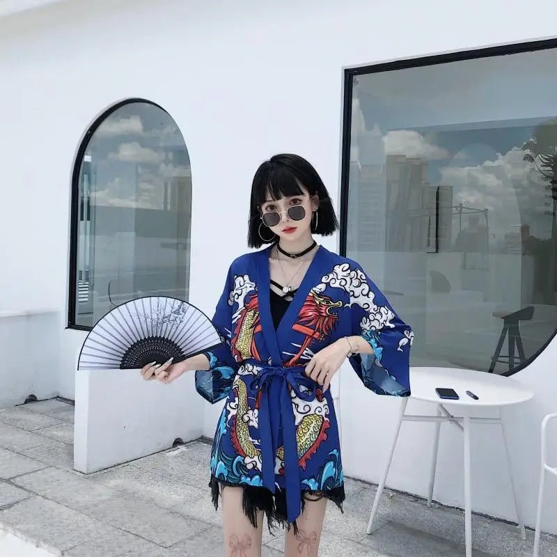 Kimono traditionnel féminin avec imprimé d’animés - Tresors asiatiques