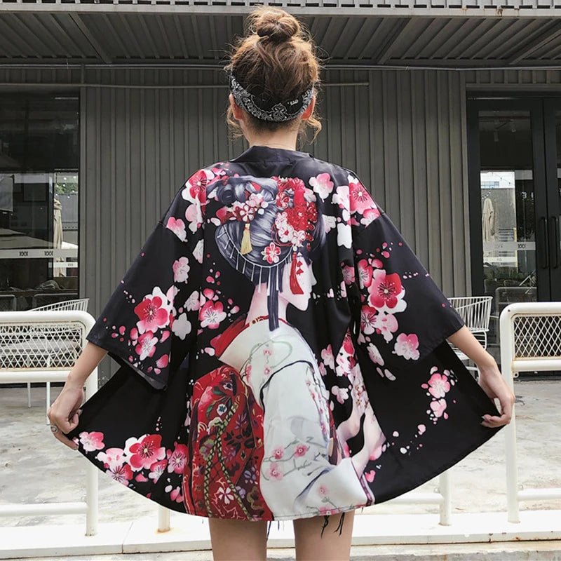 Kimono traditionnel féminin avec imprimé d’animés - Tresors asiatiques