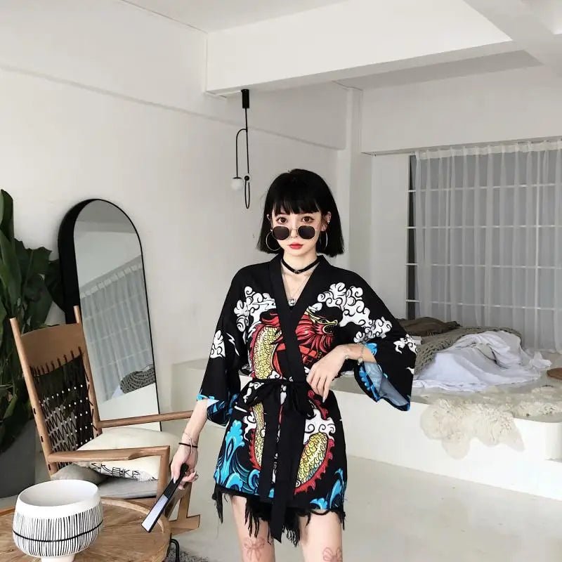 Kimono traditionnel féminin avec imprimé d’animés - Tresors asiatiques