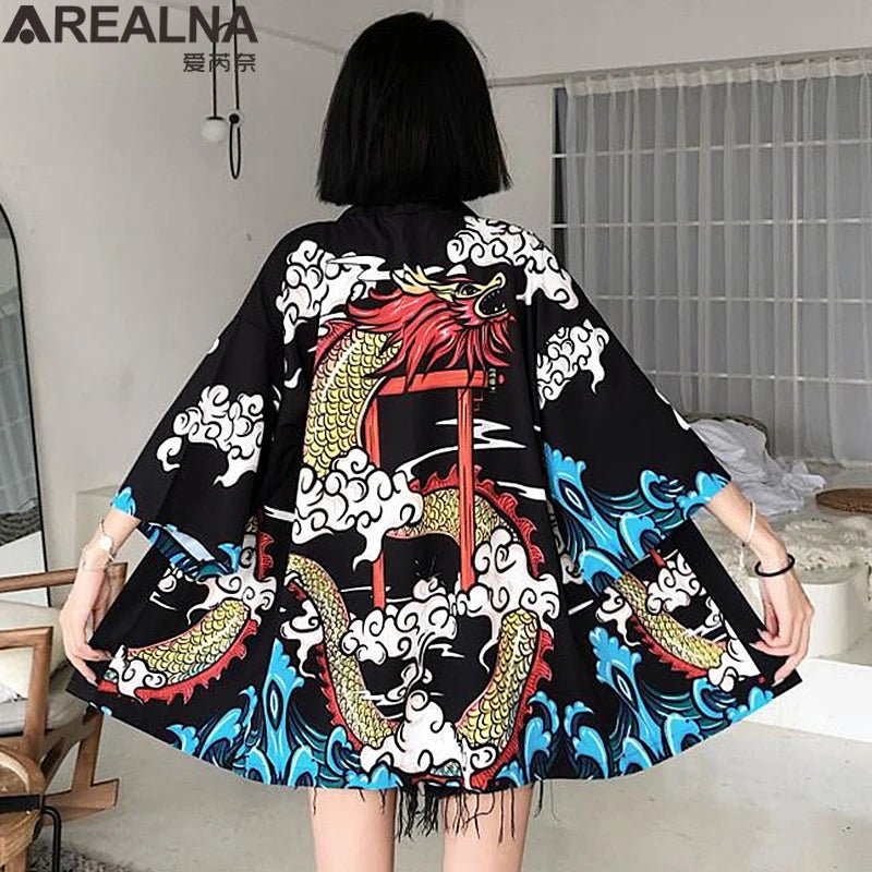 Kimono traditionnel féminin avec imprimé d’animés - Tresors asiatiques
