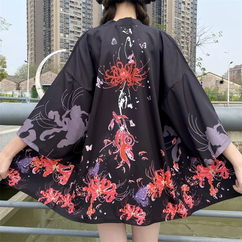 Kimono traditionnel féminin avec imprimé d’animés - Tresors asiatiques