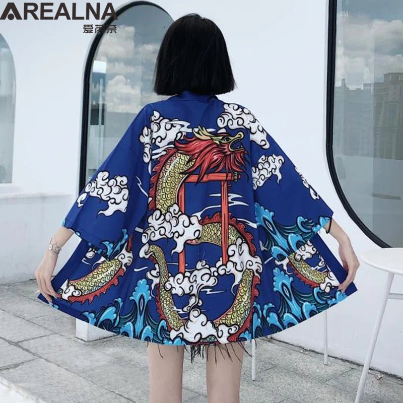 Kimono traditionnel féminin avec imprimé d’animés - Tresors asiatiques