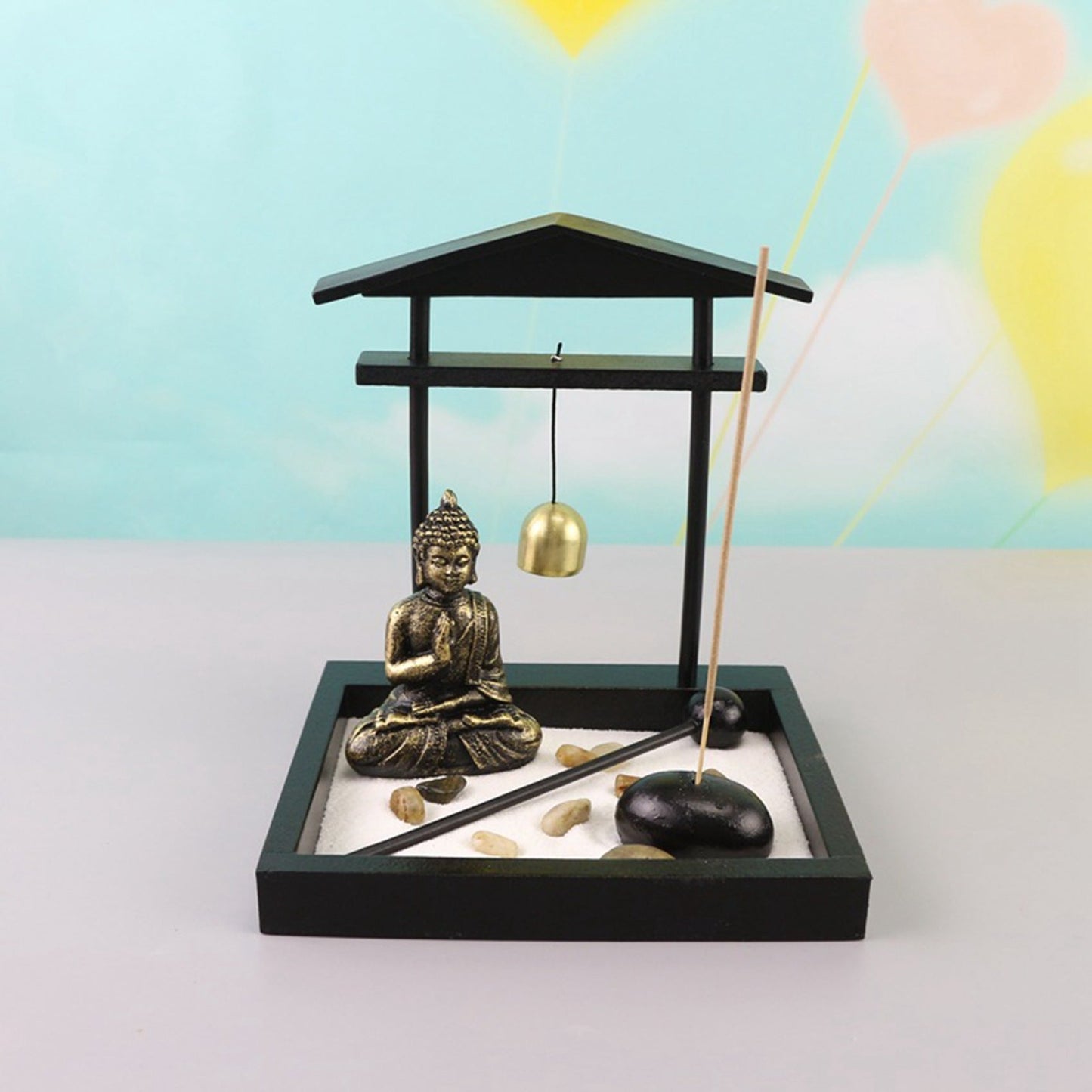 Statue de Bouddha en méditation dans un jardin de sable - Tresors asiatiques