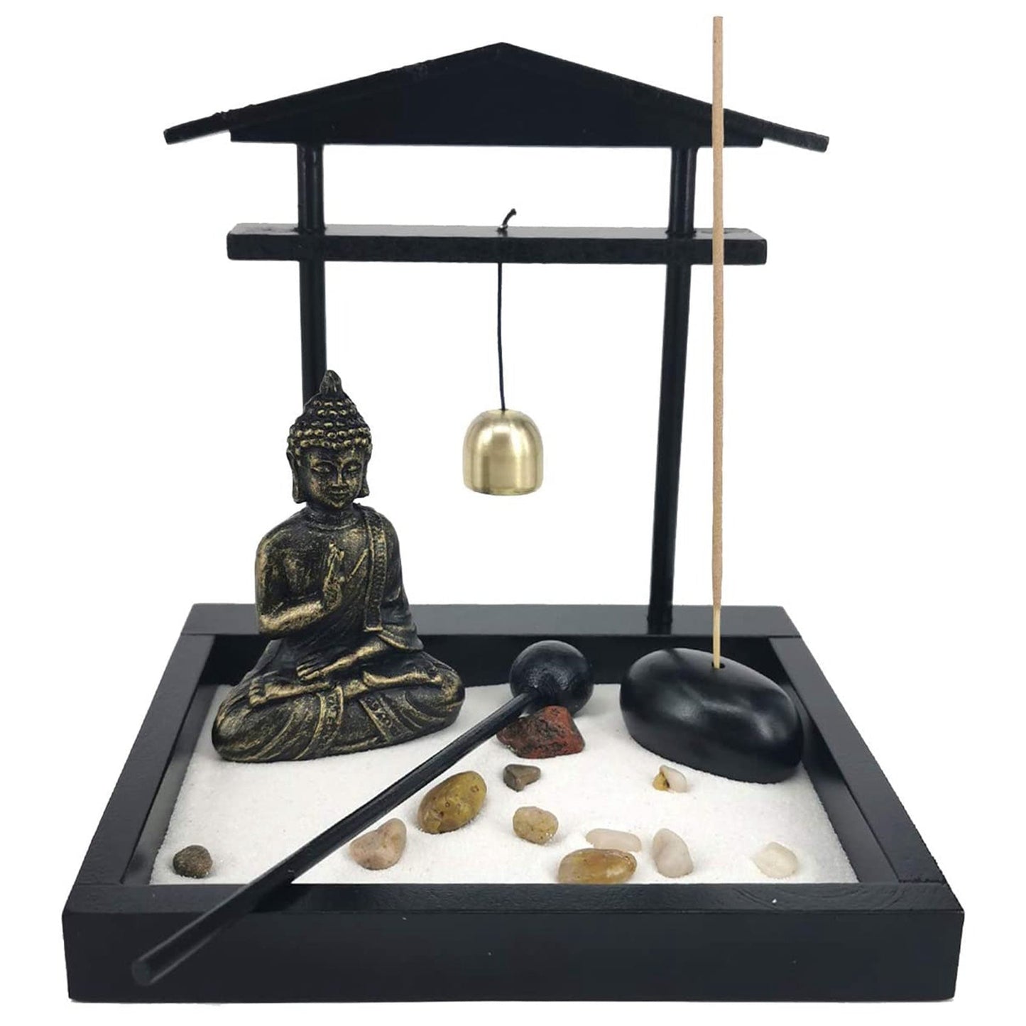 Statue de Bouddha en méditation dans un jardin de sable - Tresors asiatiques
