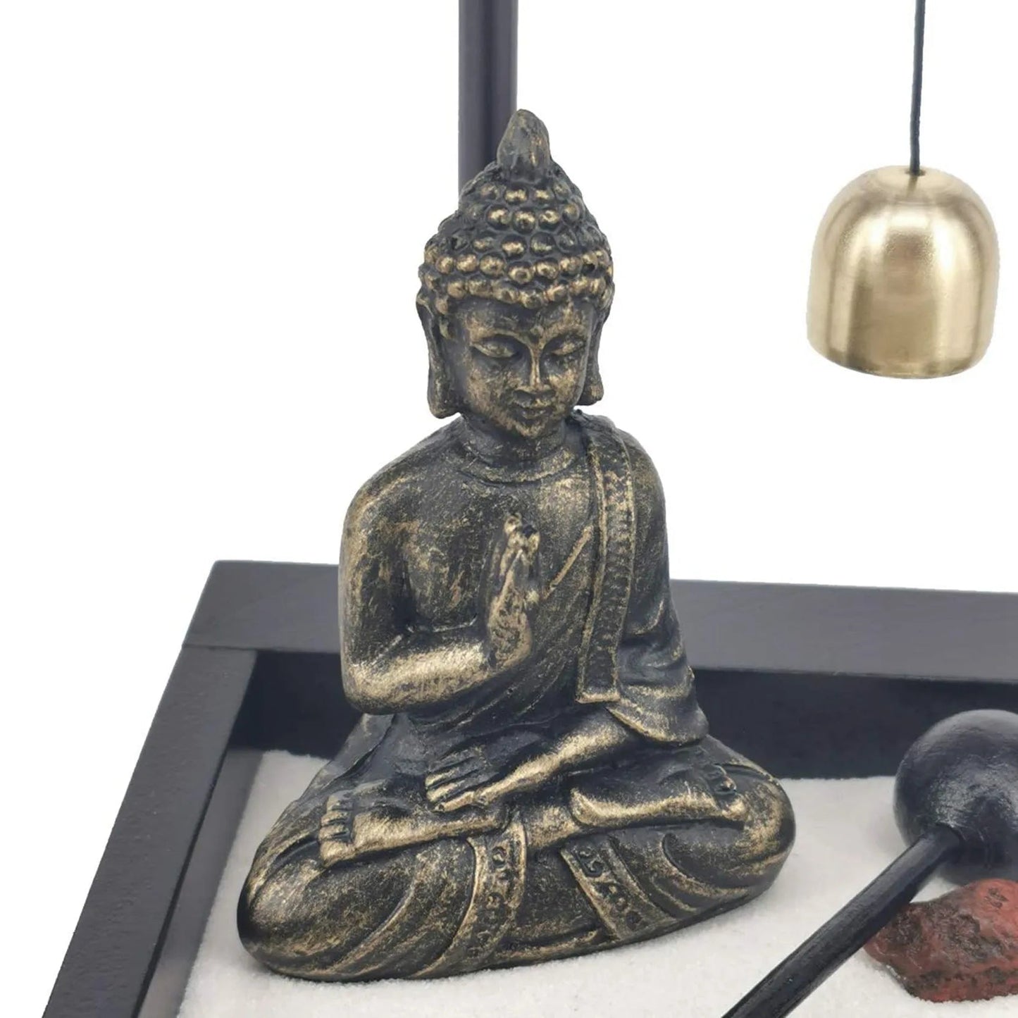 Statue de Bouddha en méditation dans un jardin de sable - Tresors asiatiques