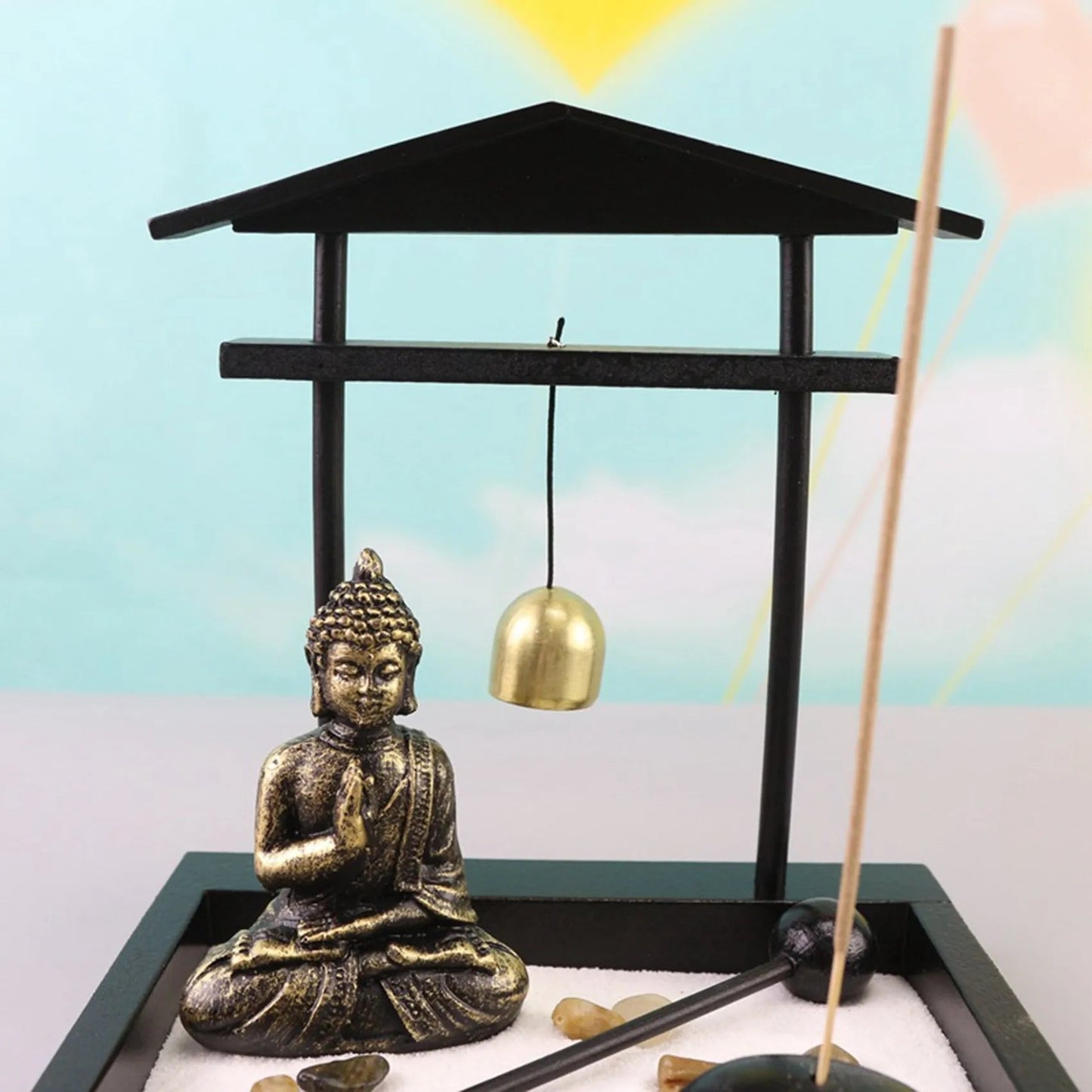 Statue de Bouddha en méditation dans un jardin de sable - Tresors asiatiques