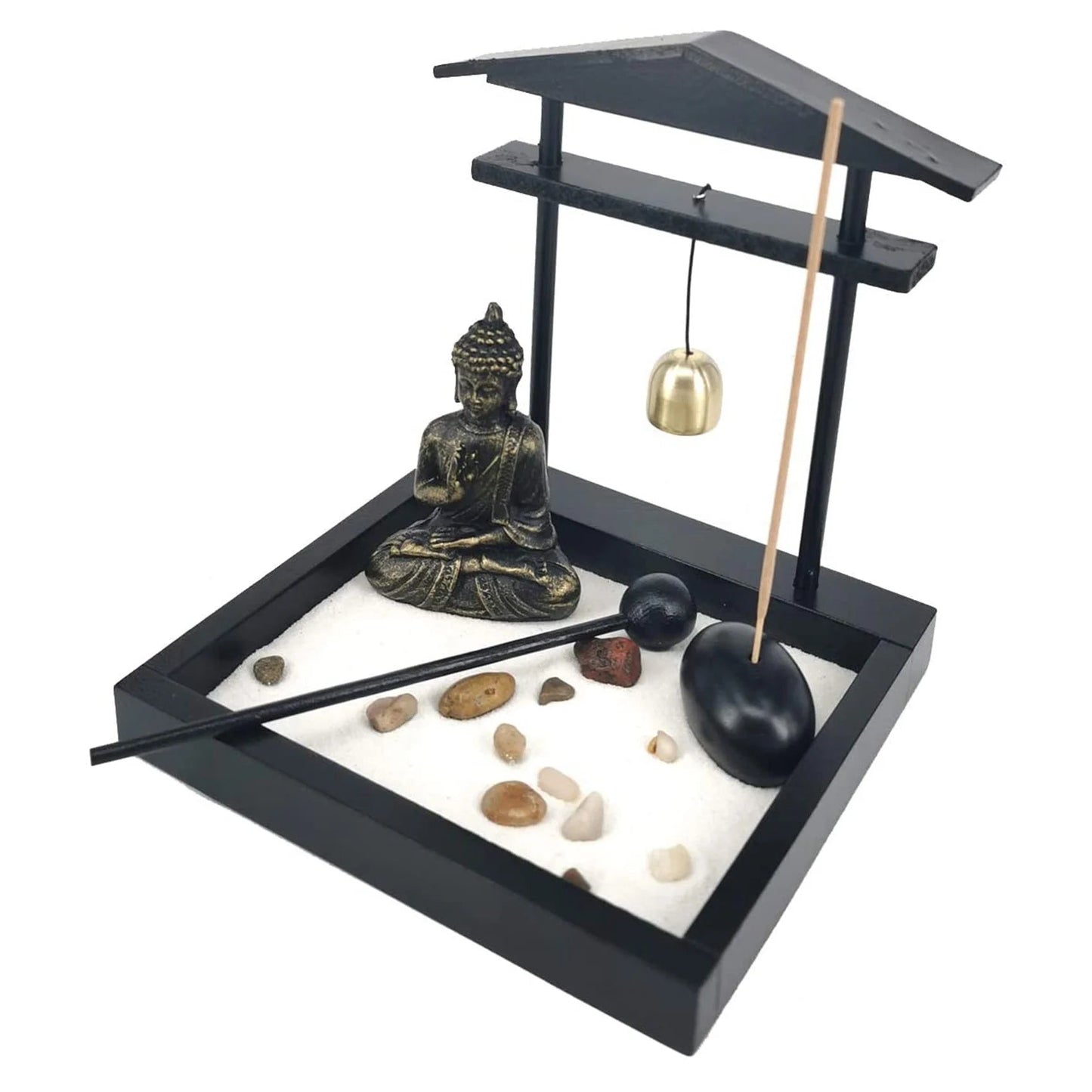 Statue de Bouddha en méditation dans un jardin de sable - Tresors asiatiques