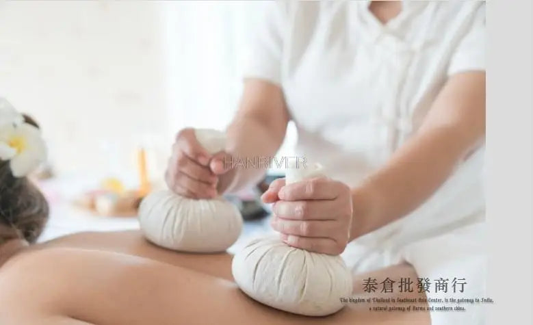 Grande boule de compresse thaïlandaise remplie d’herbes thérapeutiques