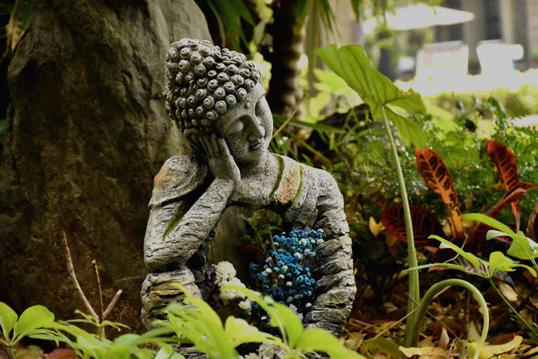 Grande sculpture de Bouddha décorative avec fleurs